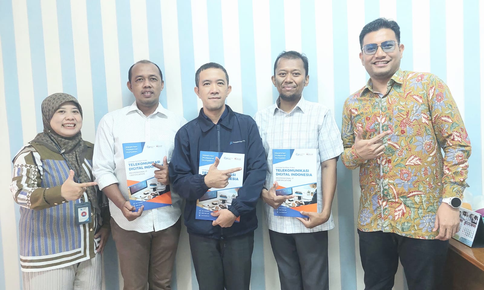 Penyerahan Sertifikasi Kompetensi Teknisi Instalasi dan Aktivasi Fiber Optik 📜🔧